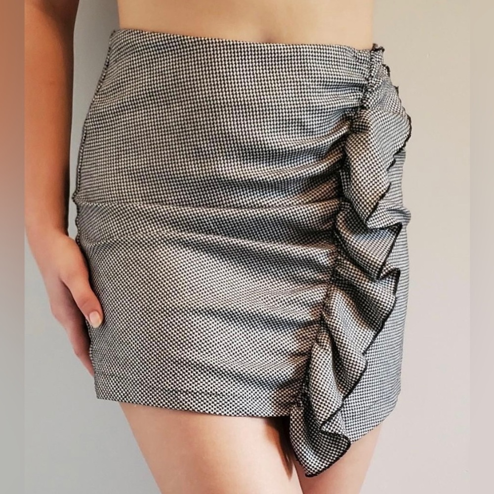Black and white checkered ruffled mini skirt. Size S.